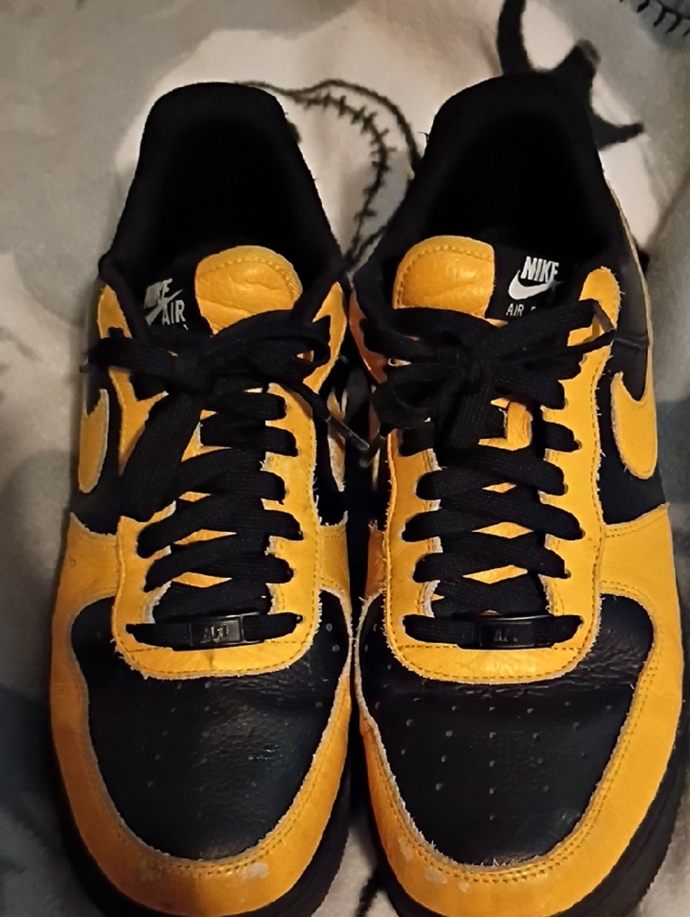 Nike Men’s Low-Top Sneakers in Black and Yellow